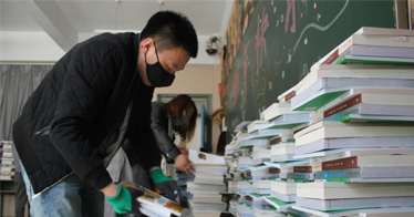 鸿德学院免费邮寄教材助力在线教学