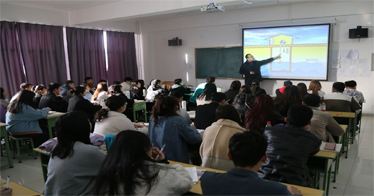 冉冉红旗再升，朗朗书声又响！开课首日内蒙古鸿德文理学院教学秩序井然