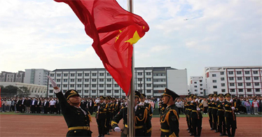 内蒙古鸿德文理学院举行“请党放心、强国有我——开学第一课”升国旗仪式