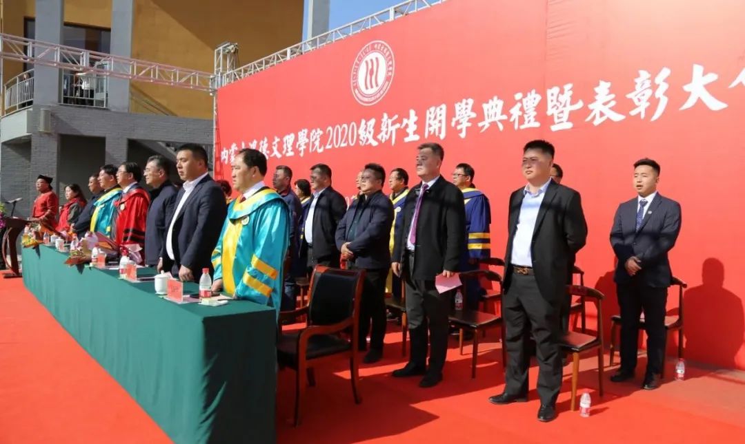 内蒙古鸿德文理学院举行新生开学典礼暨表彰大会,发放奖助学金349万元