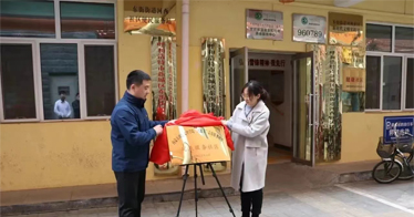 内蒙古鸿德文理学院“鸿通卡”志愿服务项目在新城区东街街道河西社区揭牌运行