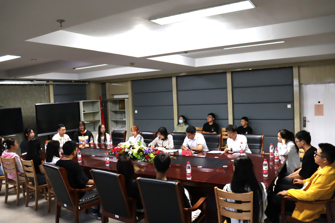 共青团内蒙古鸿德文理学院委员会召开社团干部报告会