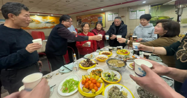 学院领导除夕夜看望慰问在校教职工和留学生