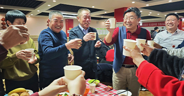 周玉树院长除夕夜慰问在校教职工