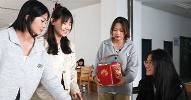 学院为留校学子发放中秋月饼