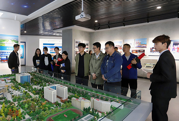 参观4.jpg 参观4.jpg