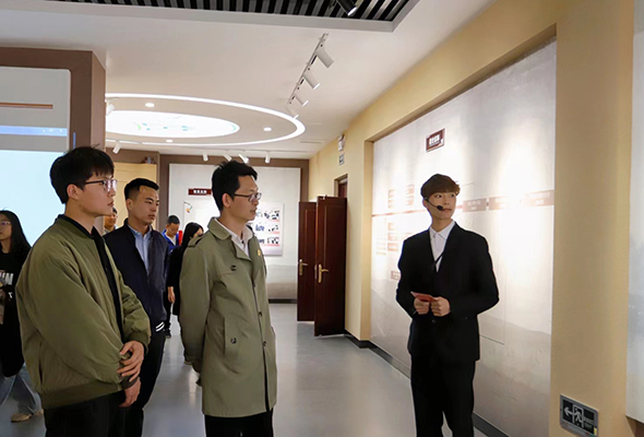 校史馆参观2.jpg 校史馆参观2.jpg