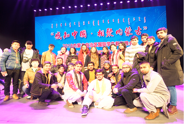 我院留学生在自治区国际留学生新年晚会上大展才艺并获汉语征文奖