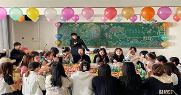 明月寄相思，师生共此时！学院给留校学生过中秋节