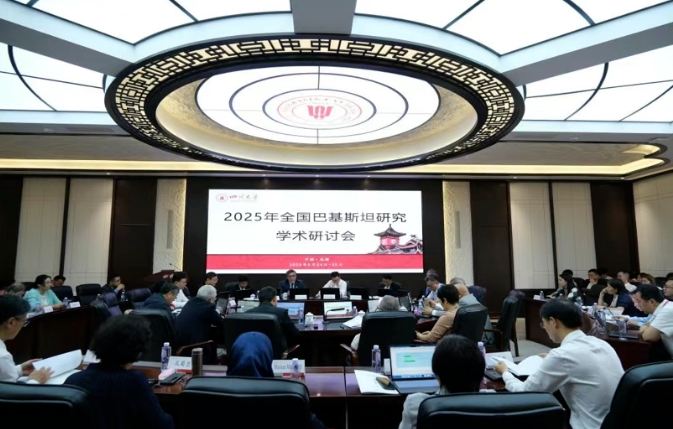哈什米大使在全国学术研讨会上推介内蒙古鸿德文理学院的研究成果