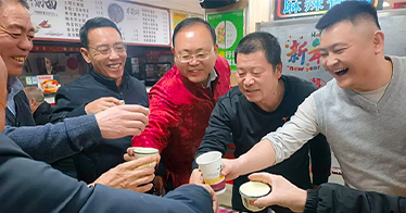 学院党委书记卢凤龙除夕夜慰问在校值班教职工