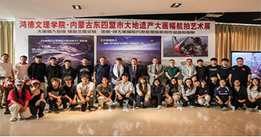 著名摄影家诺敏·何在学院举办摄影展