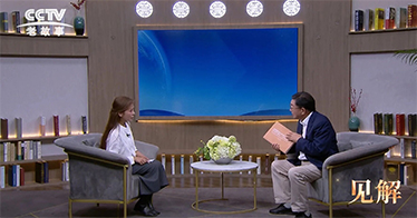 央视主持人朱迅就学院特色办学方式话题对话周院长