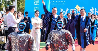 学院开学典礼，约3000名学生受表彰或受资助